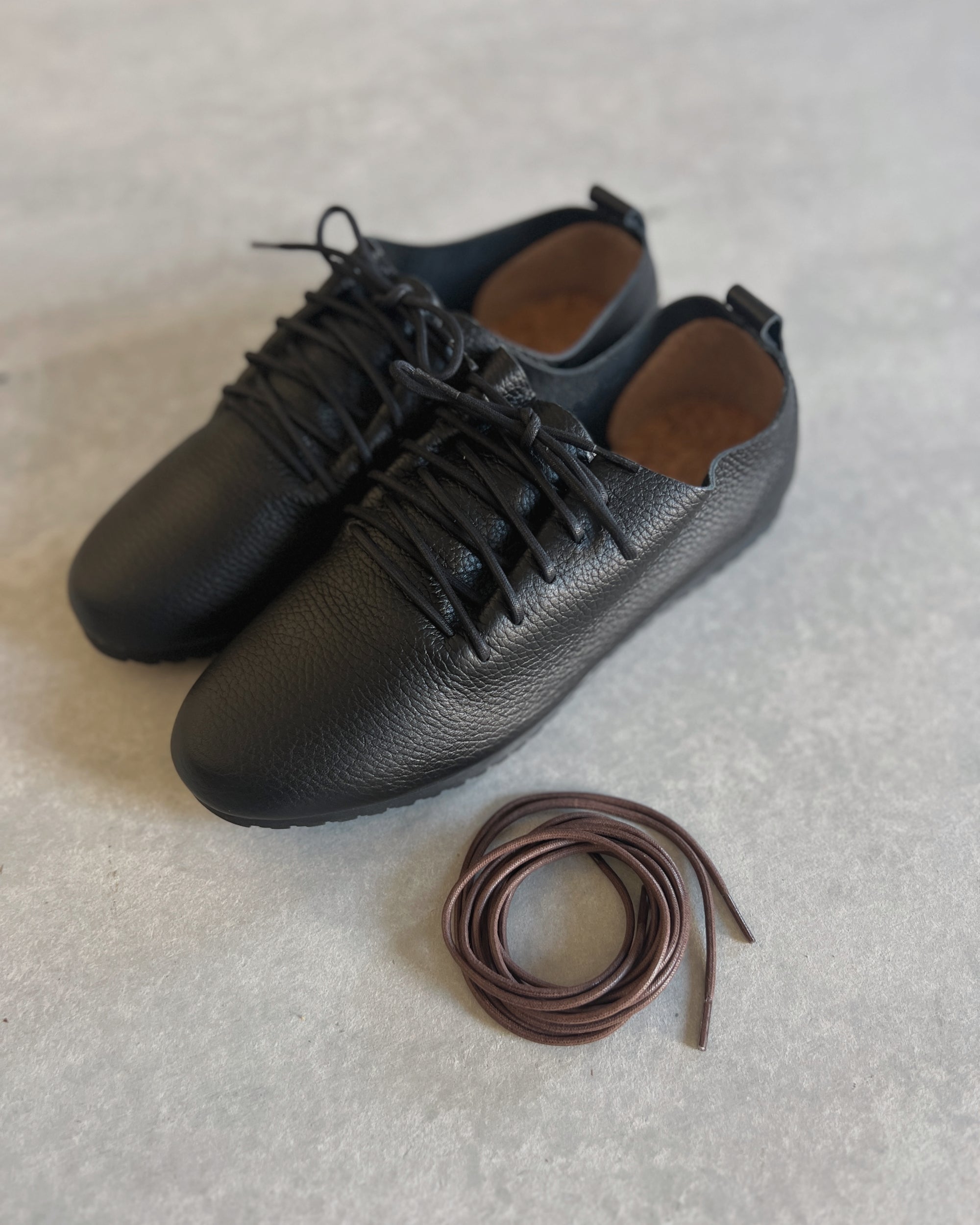 swaanarlberg : japanese leather shoes in carbon