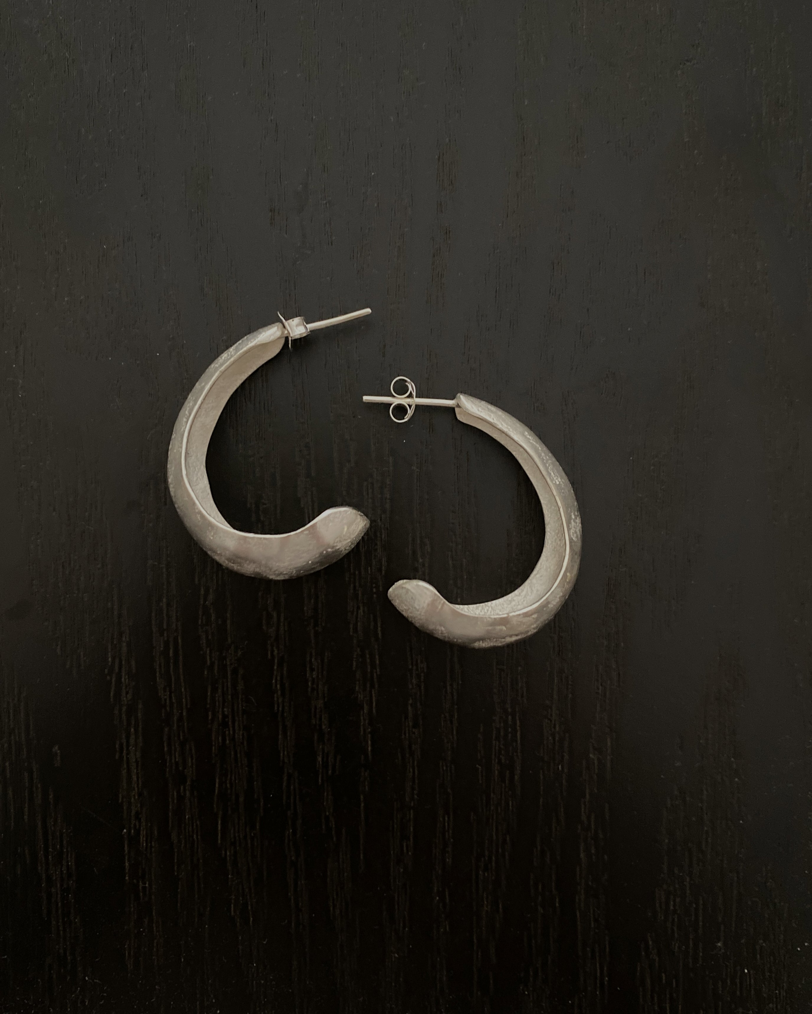 Ewa : silver nilu hoop earrings