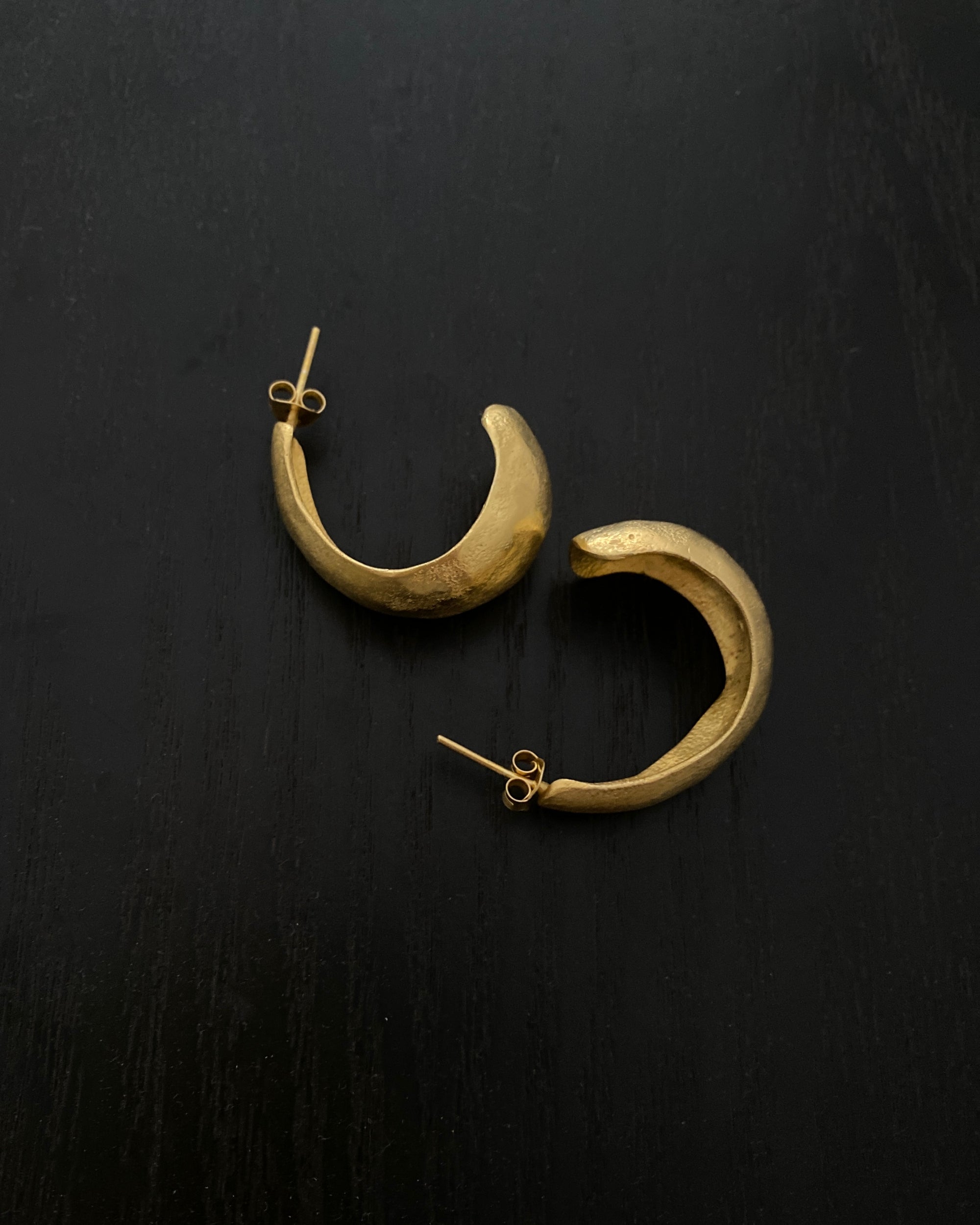 Ewa : gold plated nilu hoop earrings