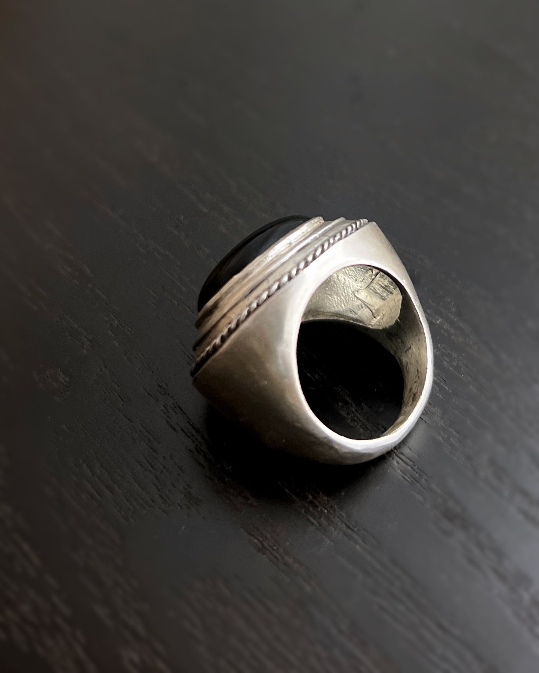 Ewa : onyx ring