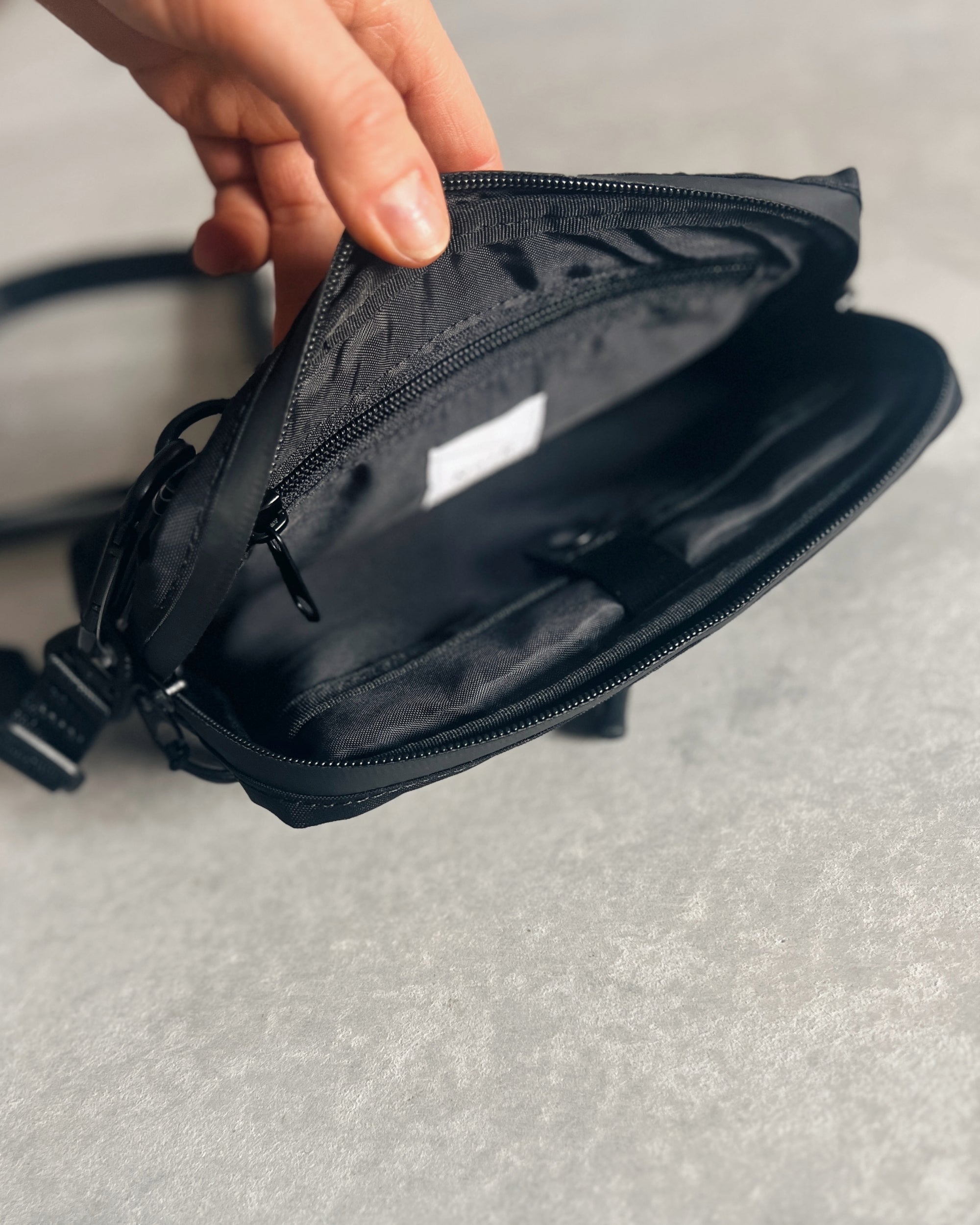 NoiR : switch shoulder bag