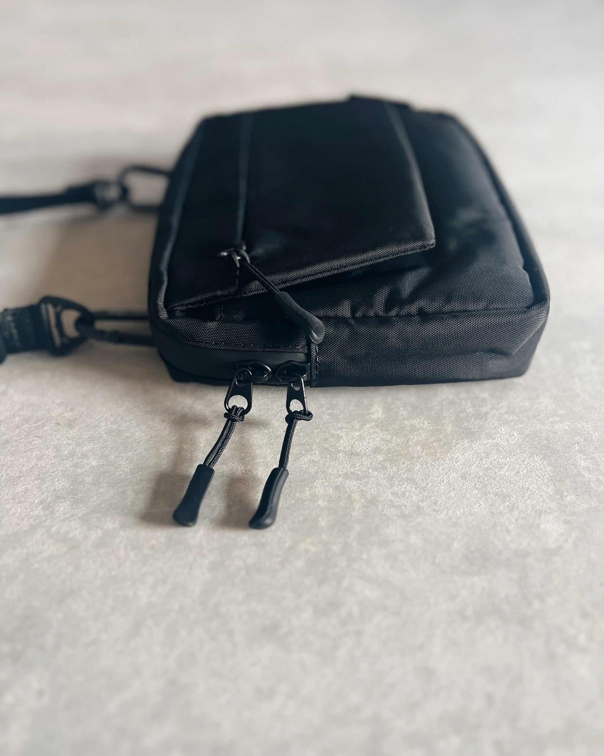 NoiR : switch shoulder bag