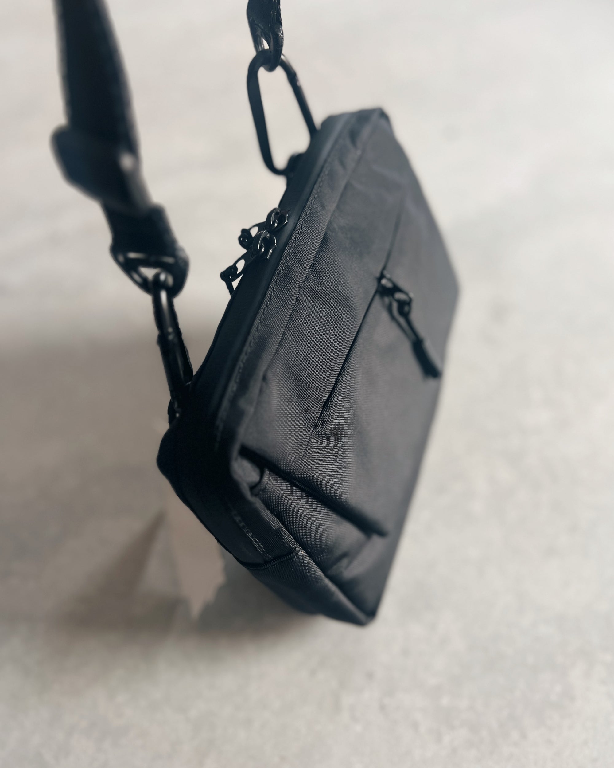 NoiR : switch shoulder bag