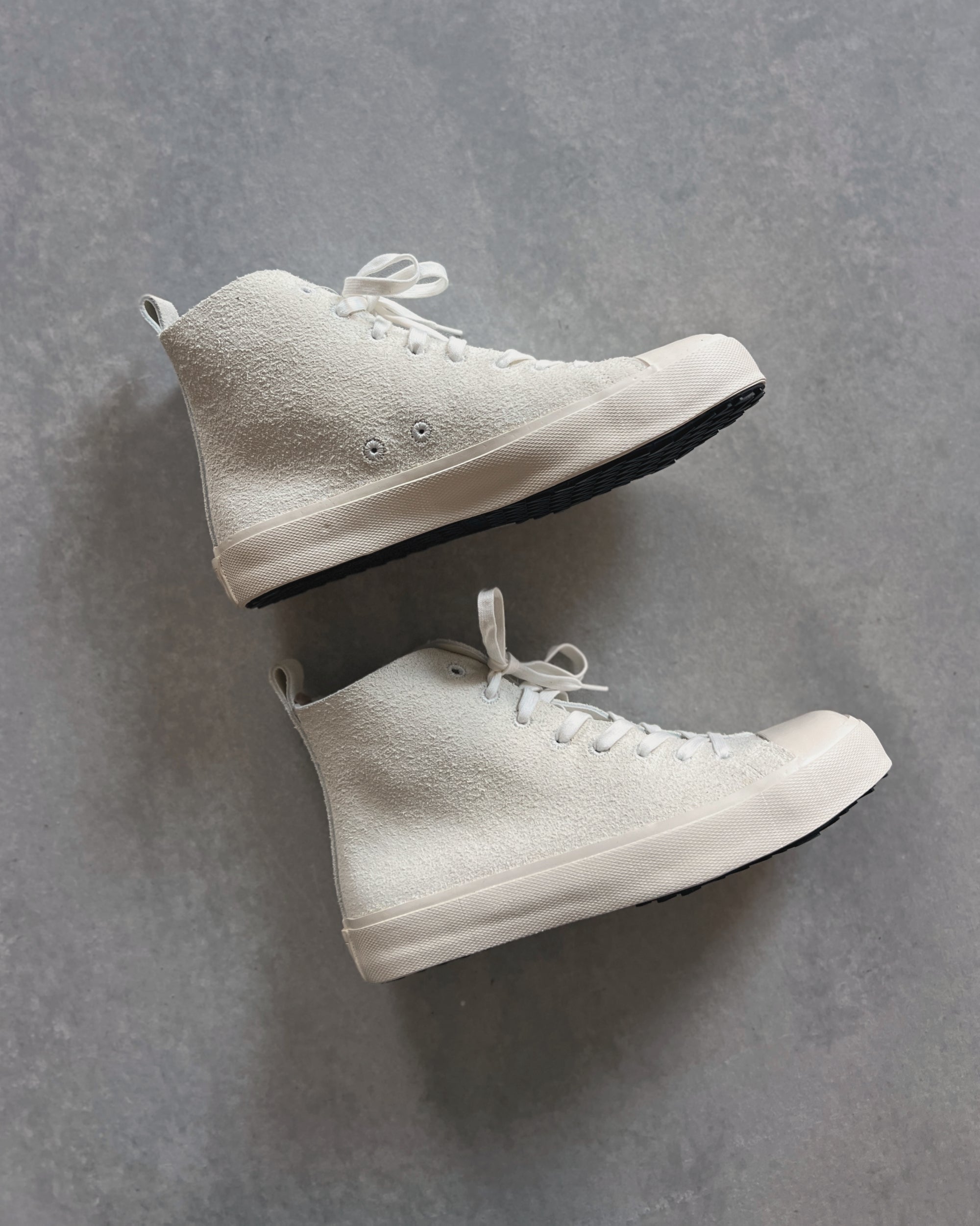 hide-base project : suede high-top shoes in white