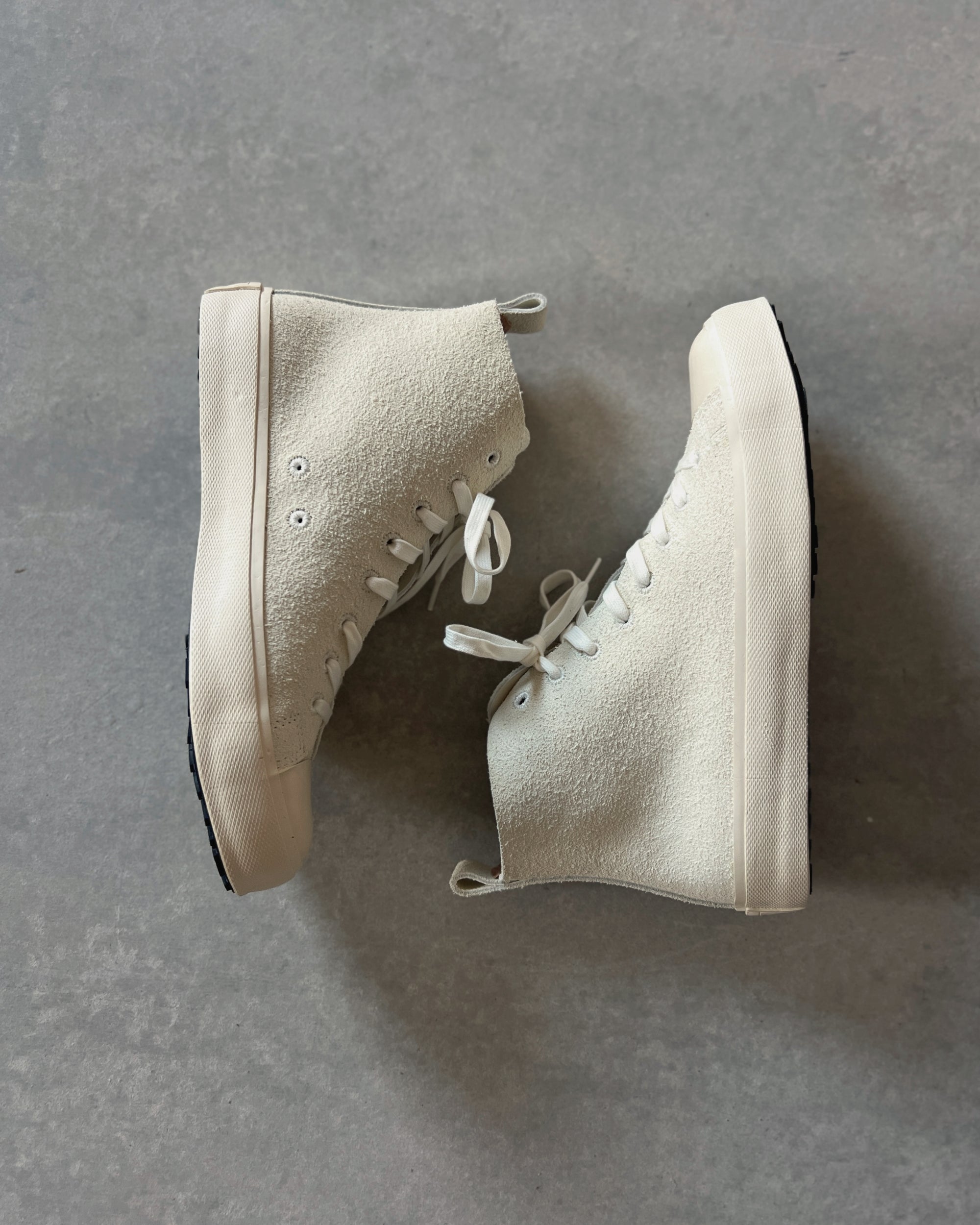 hide-base project : suede high-top shoes in white