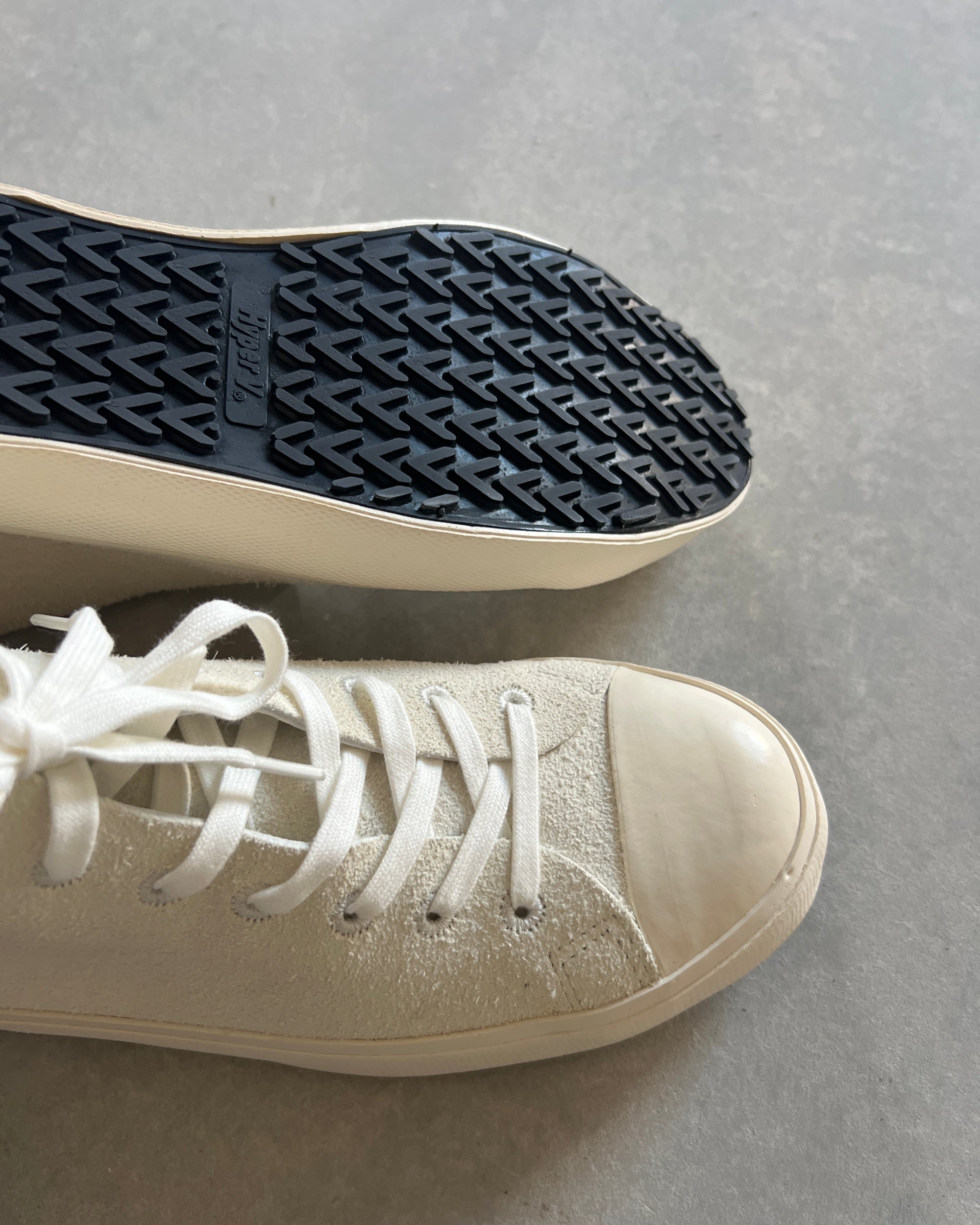 hide-base project : suede high-top shoes in white