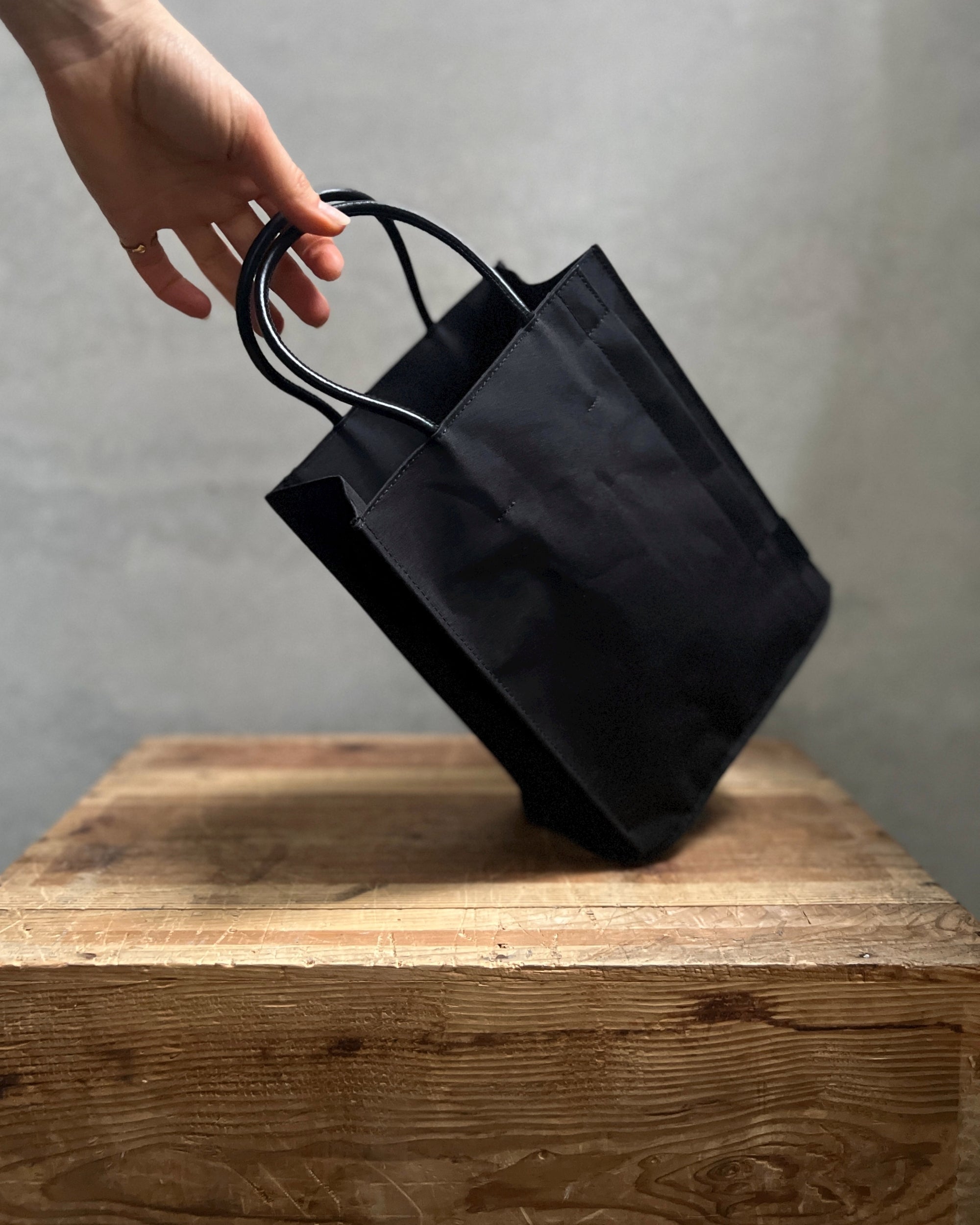 Rootote : tofu tote in carbon