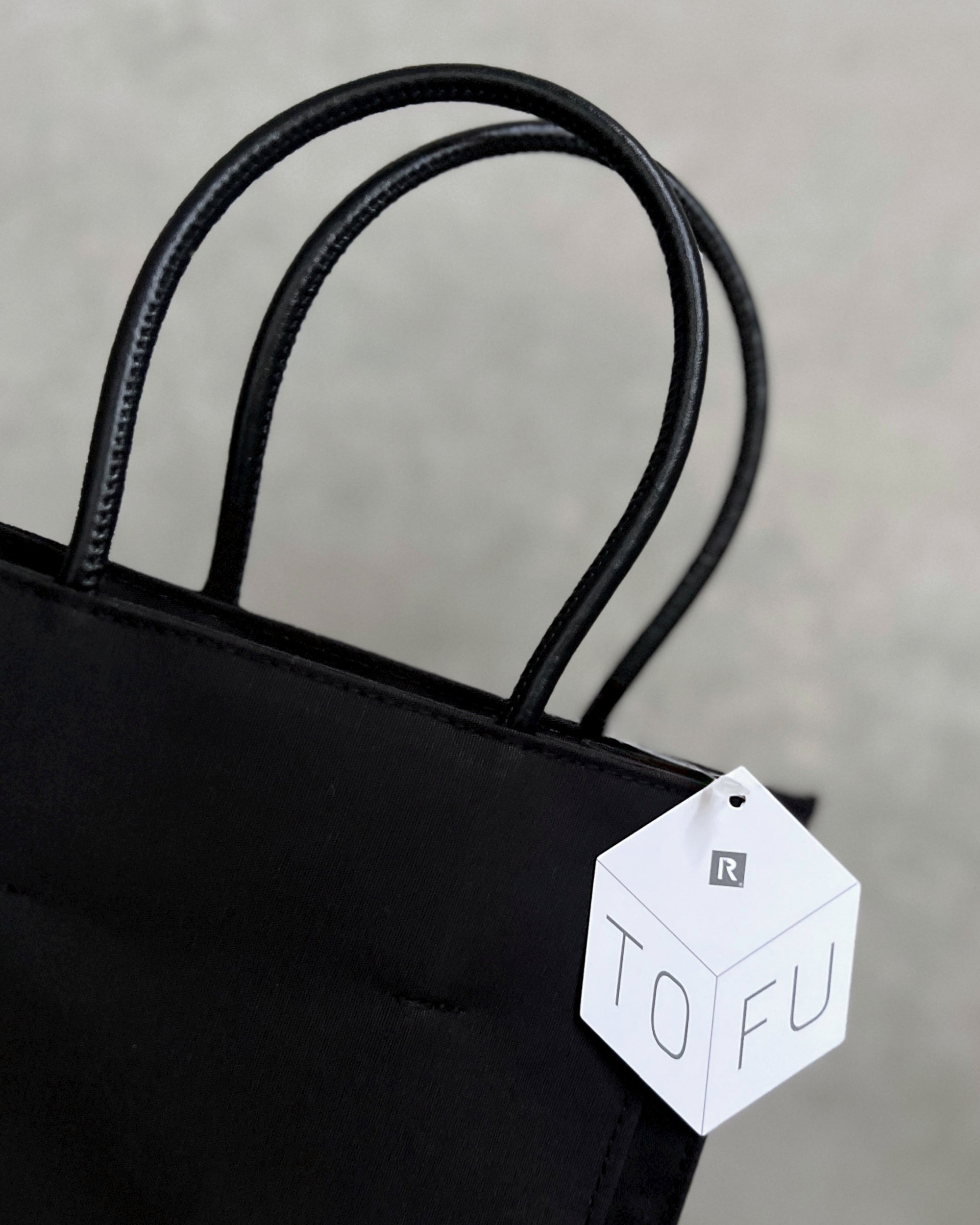 Rootote : tofu tote in carbon