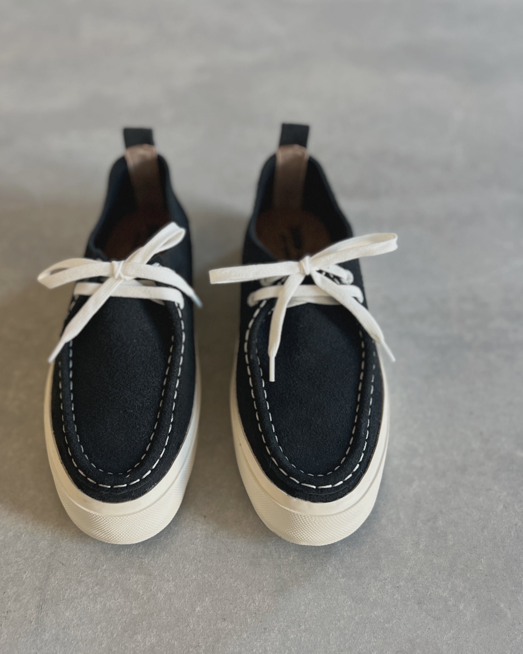 hide-base project : suede boat shoes in carbon