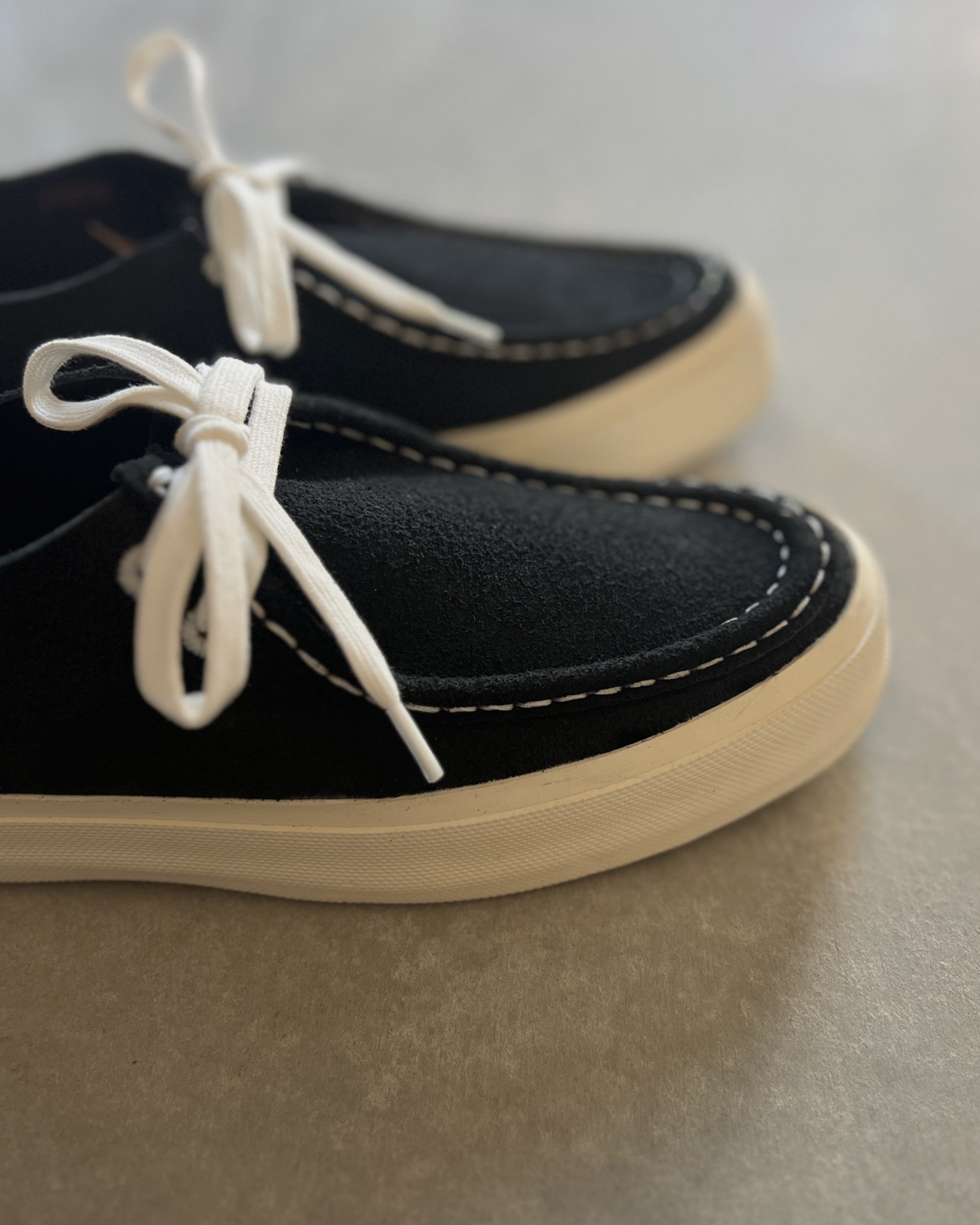 hide-base project : suede boat shoes in carbon