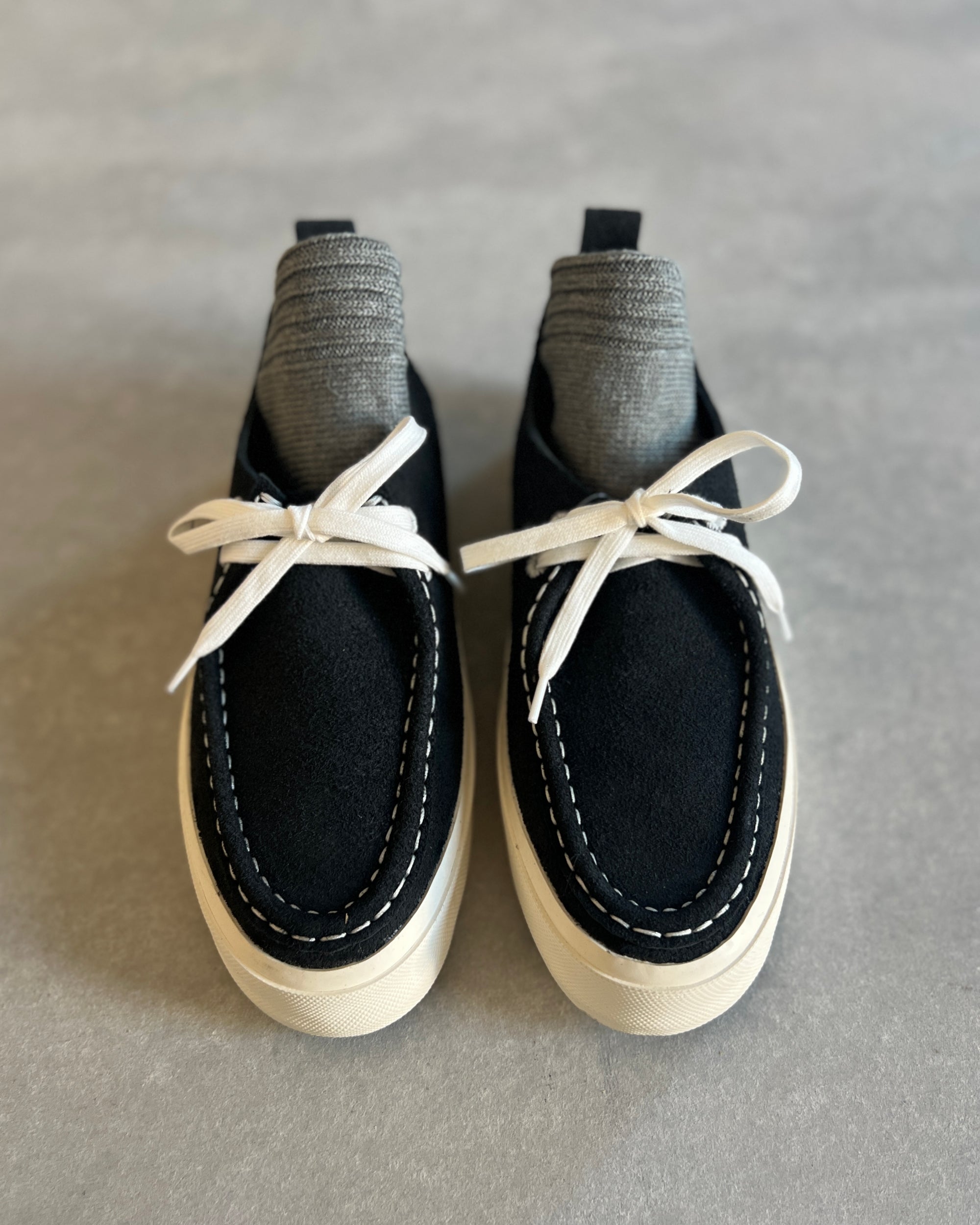 hide-base project : suede boat shoes in carbon