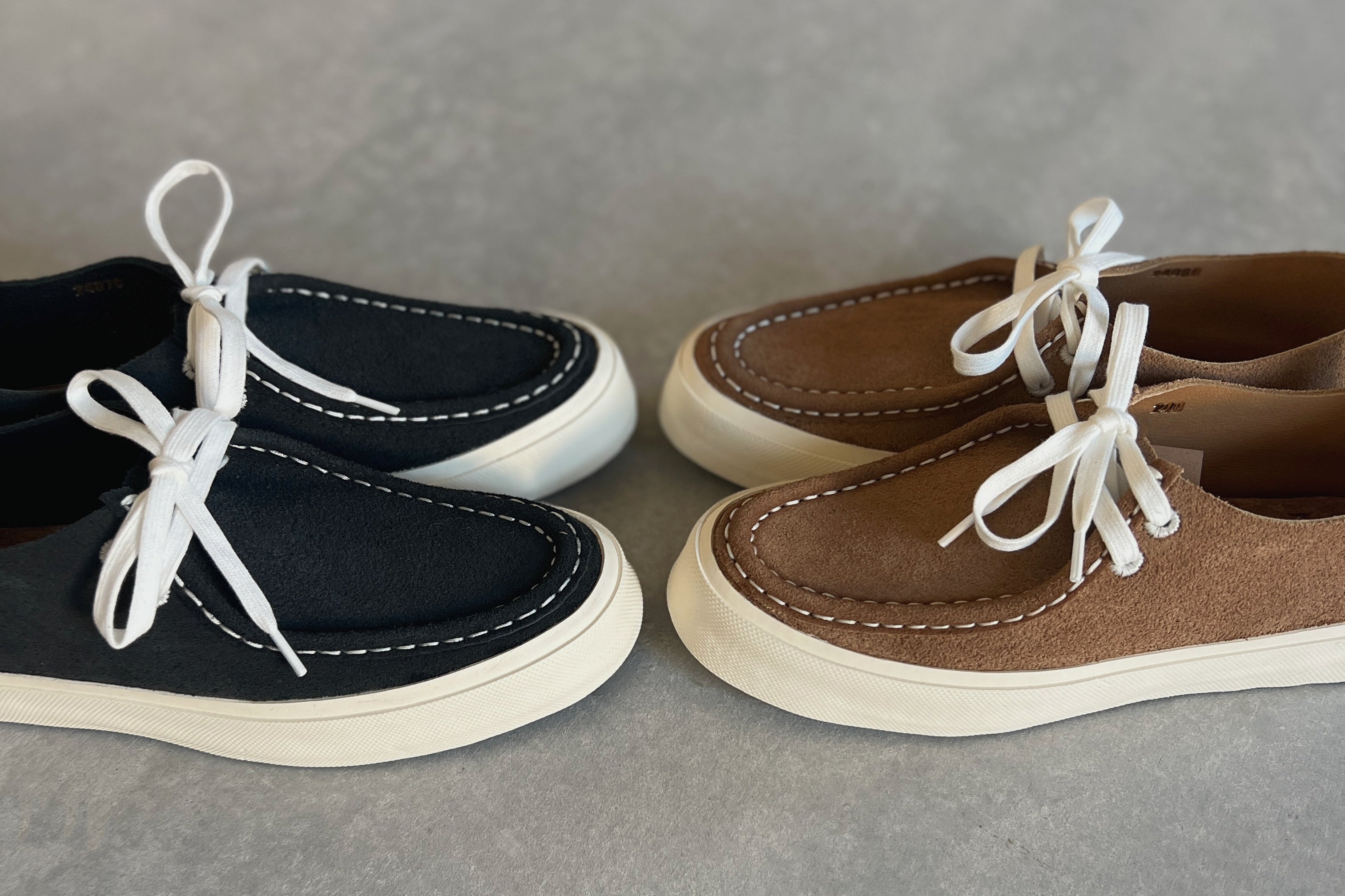 hide-base project : suede boat shoes in carbon