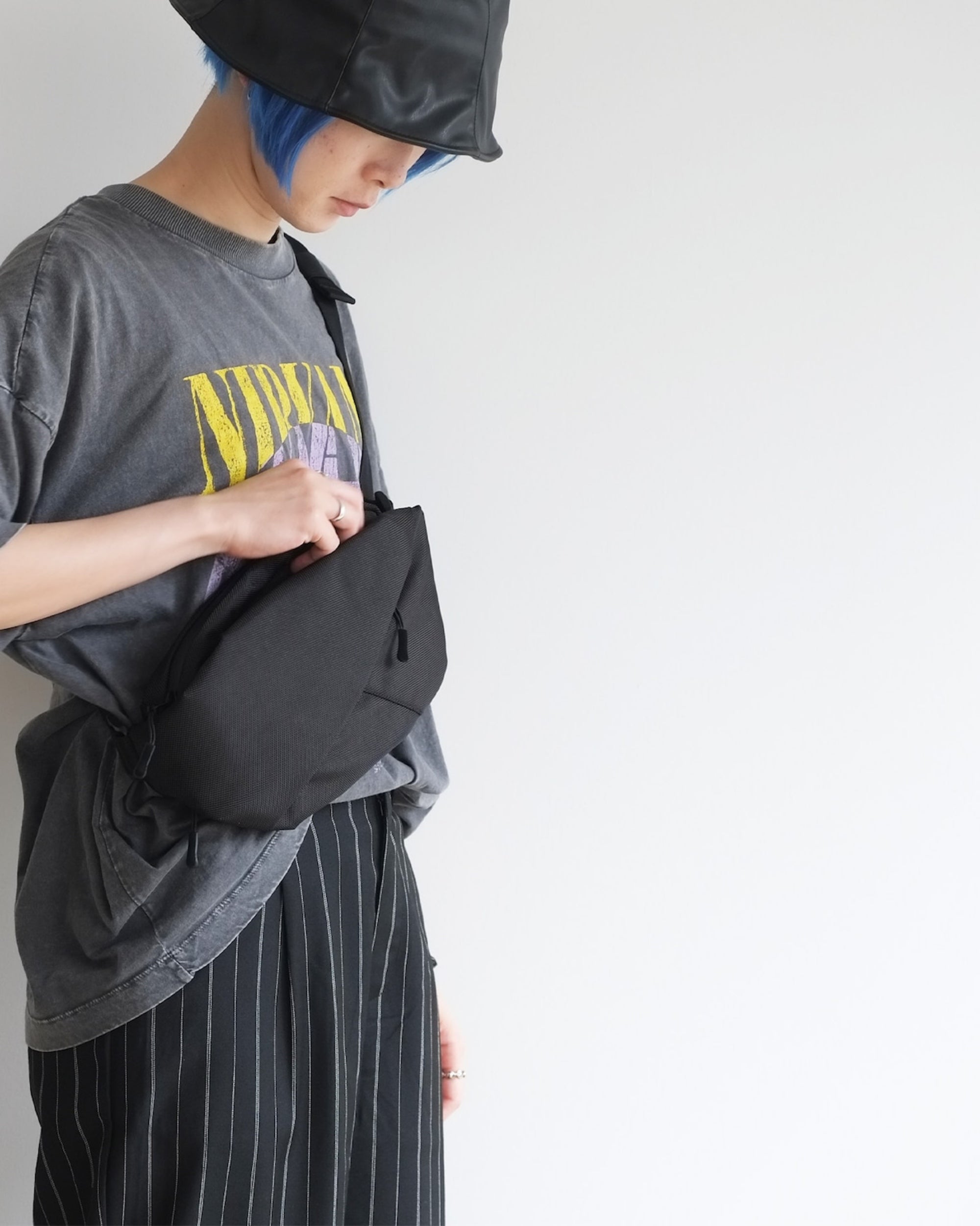 NoiR : flask shoulder bag