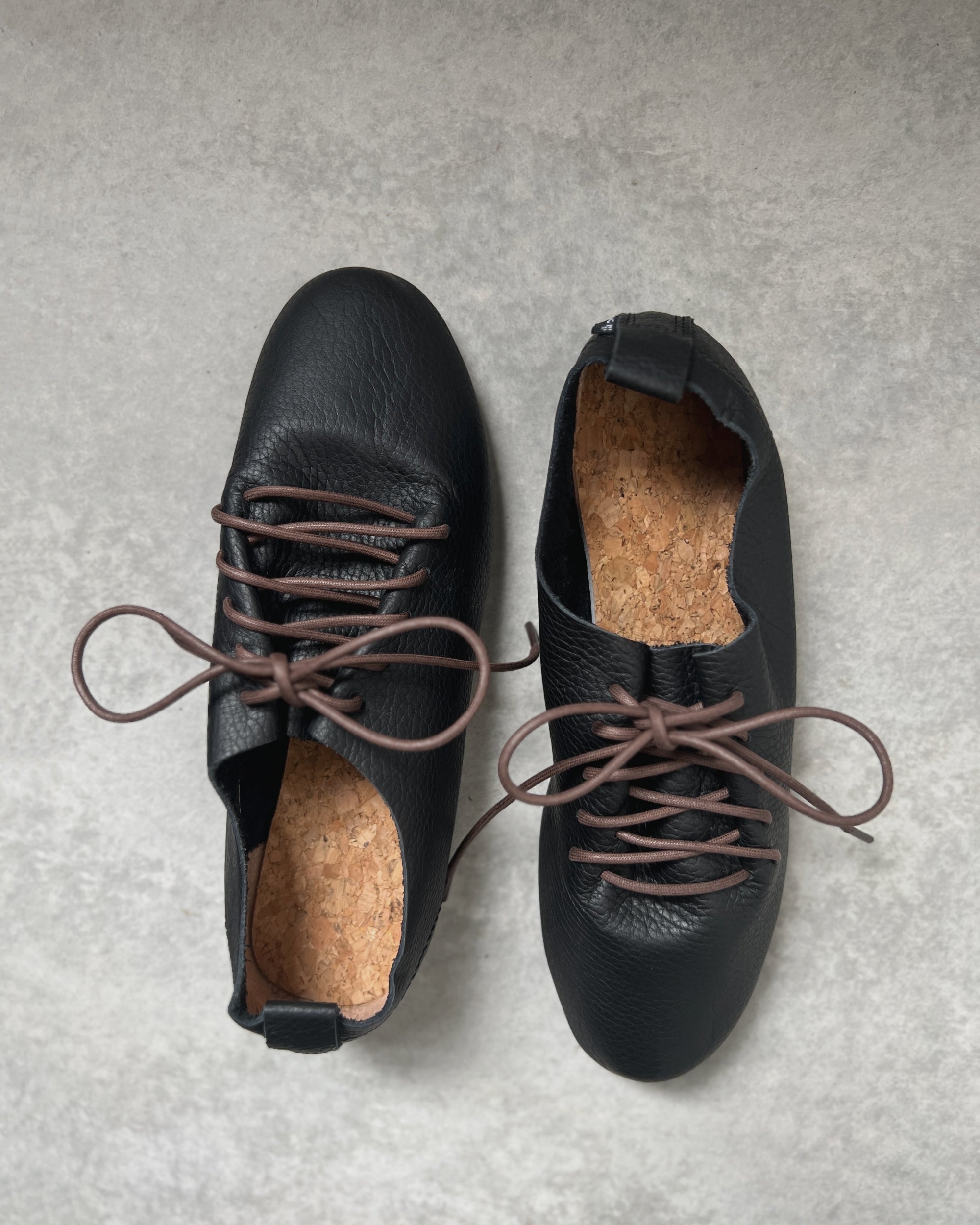 swaanarlberg : japanese leather shoes in carbon