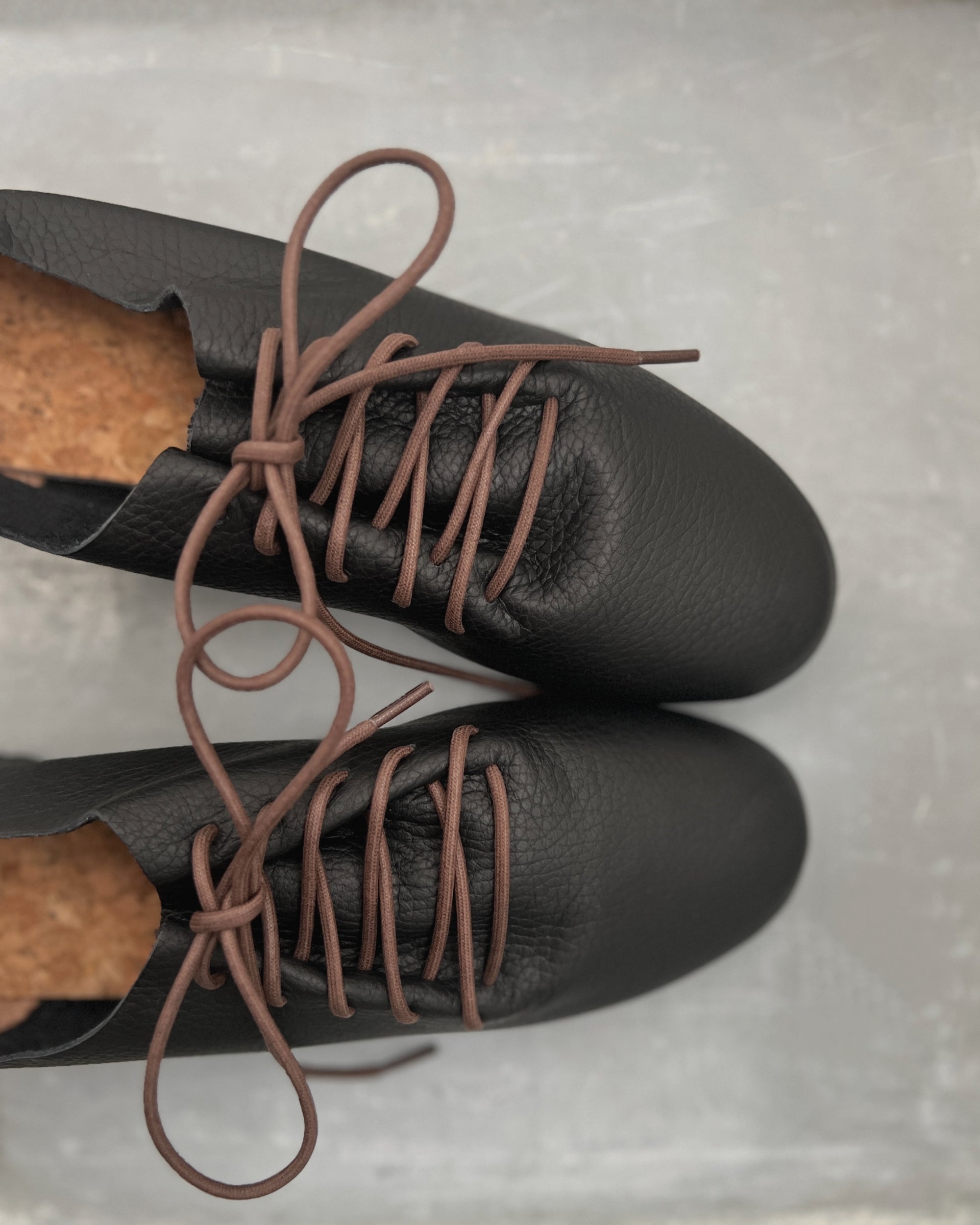 swaanarlberg : japanese leather shoes in carbon