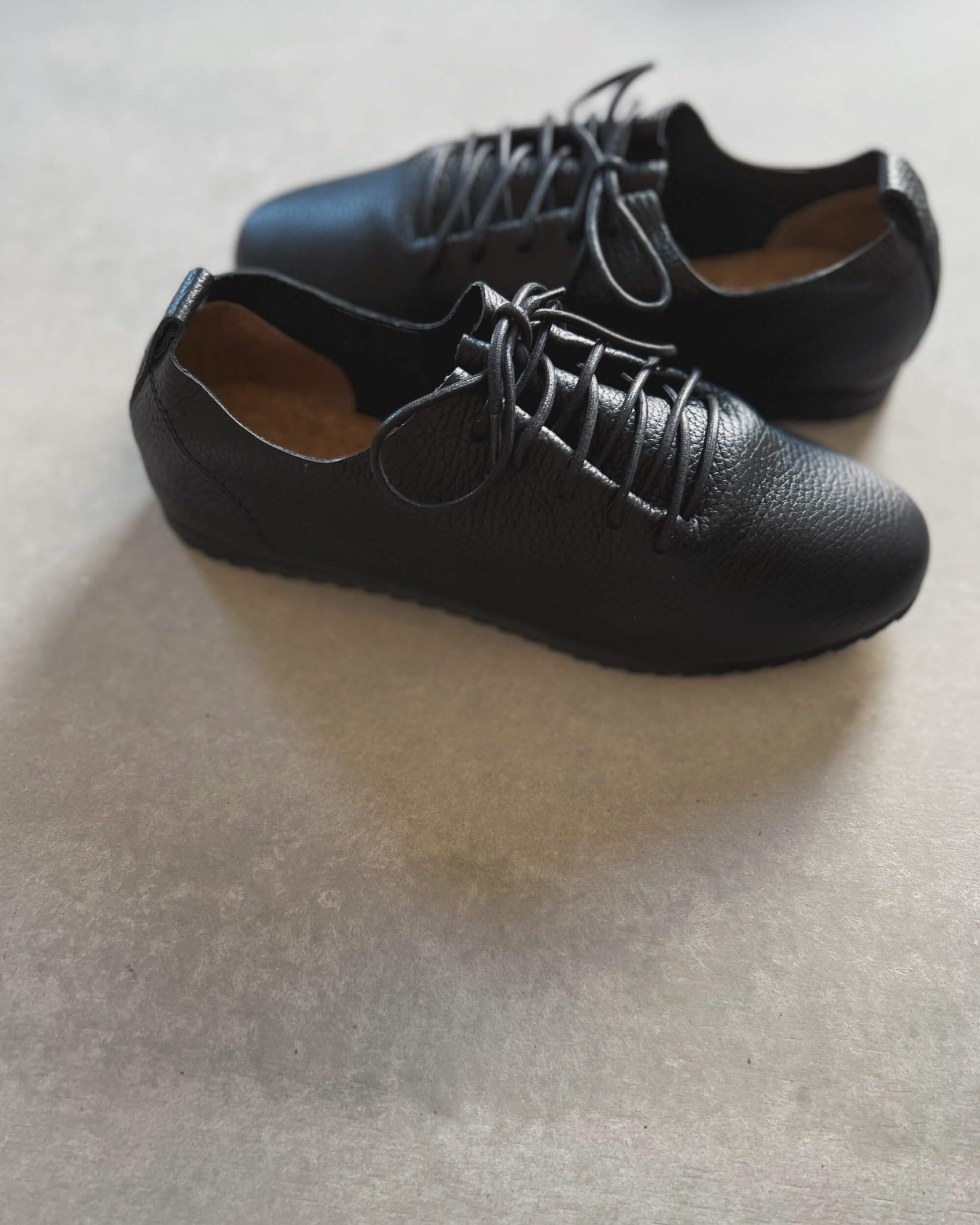 swaanarlberg : japanese leather shoes in carbon