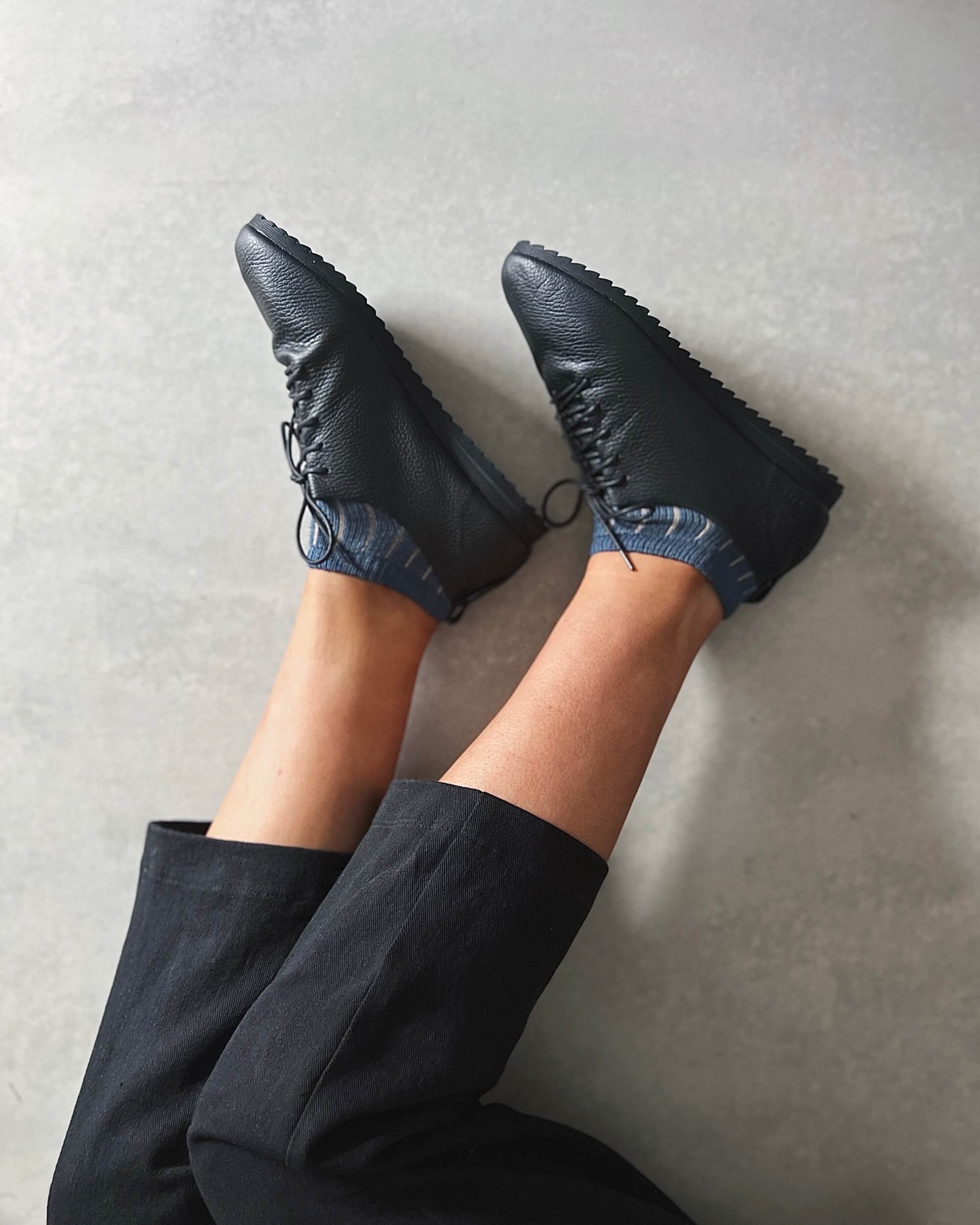 swaanarlberg : japanese leather shoes in carbon